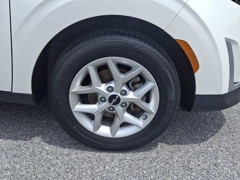 Certified 2025 Kia Soul LX w/ LX Technology Package FWD image 8