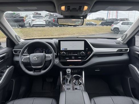New 2026 Toyota Highlander Platinum image 19