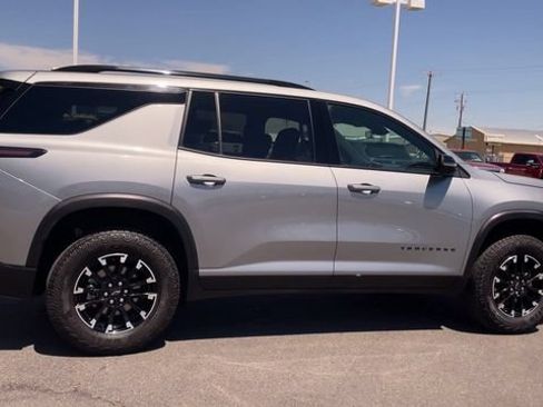 Used 2025 Chevrolet Traverse Z71 AWD/4WD image 2
