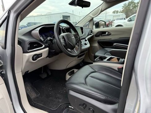 Used 2024 Chrysler Pacifica Touring-L image 5
