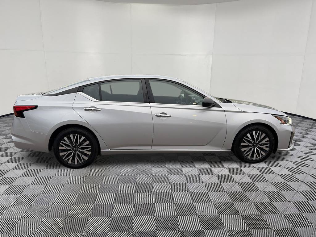 Used 2024 Nissan Altima 2.5 SV FWD image 11