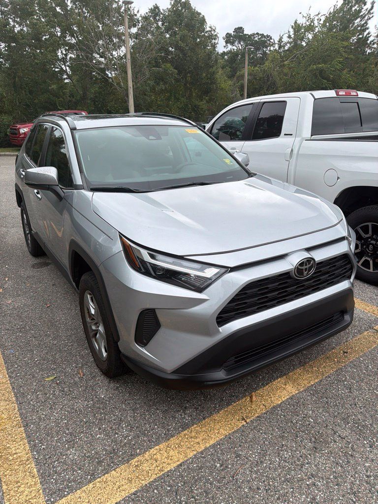 Used 2022 Toyota RAV4 XLE w/ Convenience Package FWD image 8
