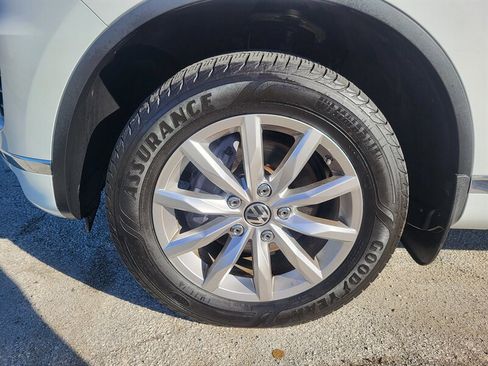 Used 2016 Volkswagen Touareg Sport image 32