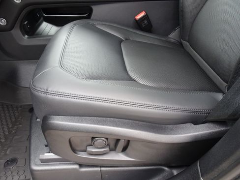 New 2026 Land Rover Defender 110 X-Dynamic SE image 17