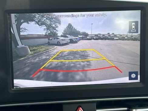 Used 2021 Hyundai Elantra SE FWD image 16