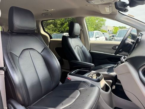 Used 2023 Chrysler Pacifica Touring-L FWD image 23