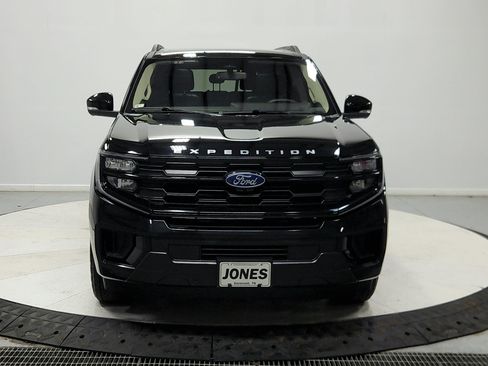 Used 2025 Ford Expedition Active AWD/4WD image 3