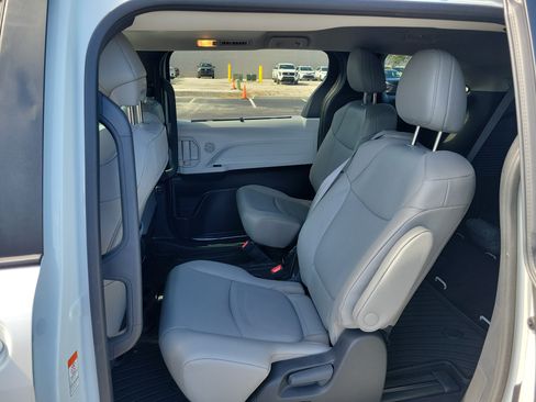 Used 2025 Toyota Sienna XLE FWD image 10