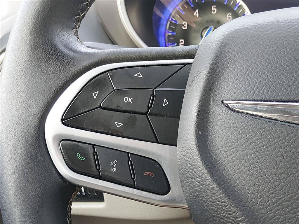 Used 2023 Chrysler Pacifica Touring-L FWD image 22