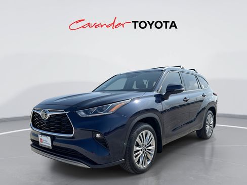 Certified 2025 Toyota Highlander Platinum AWD/4WD image 1
