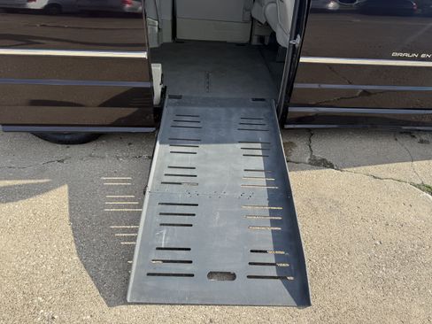 Used 2010 Chrysler Town & Country Limited image 31