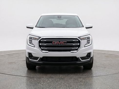 Used 2024 GMC Terrain SLE FWD image 2