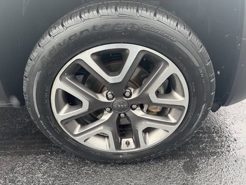 Used 2017 Jeep Renegade Latitude w/ Cold Weather Group image 11