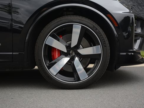 Certified 2025 Porsche Macan Turbo Electric AWD/4WD image 40