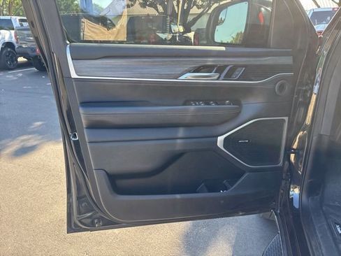 Used 2023 Jeep Wagoneer L Series II image 20