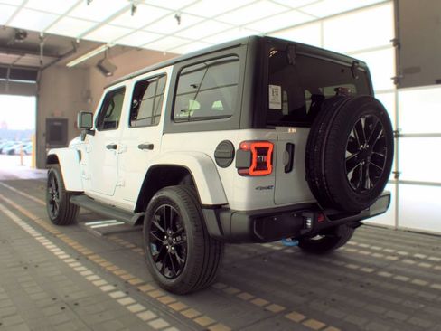 Used 2023 Jeep Wrangler Unlimited Sahara w/ Cold Weather Group AWD/4WD image 4