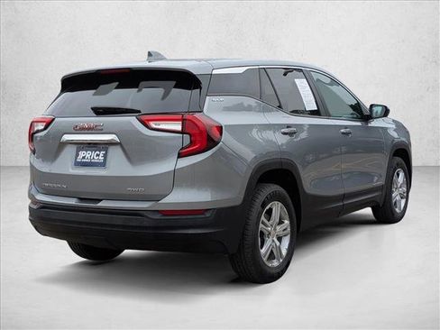 Used 2024 GMC Terrain SLE image 4