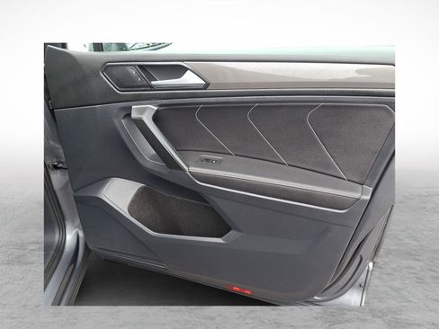 Used 2023 Volkswagen Tiguan SE w/ Panoramic Sunroof Package image 10