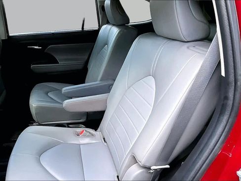 Used 2022 Toyota Highlander XLE AWD/4WD image 20