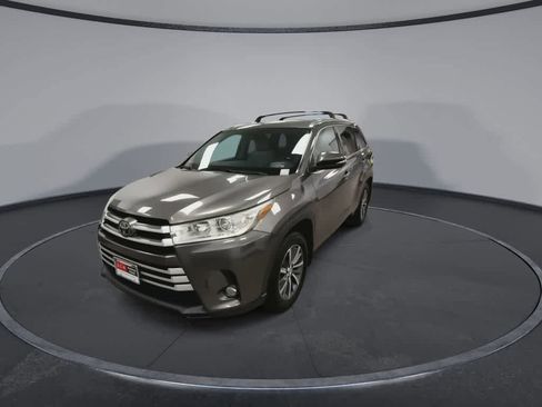 Used 2017 Toyota Highlander XLE w/ Carpet Mat Package AWD/4WD image 4