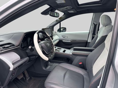 Used 2024 Toyota Sienna XSE w/ XSE Plus Package image 15