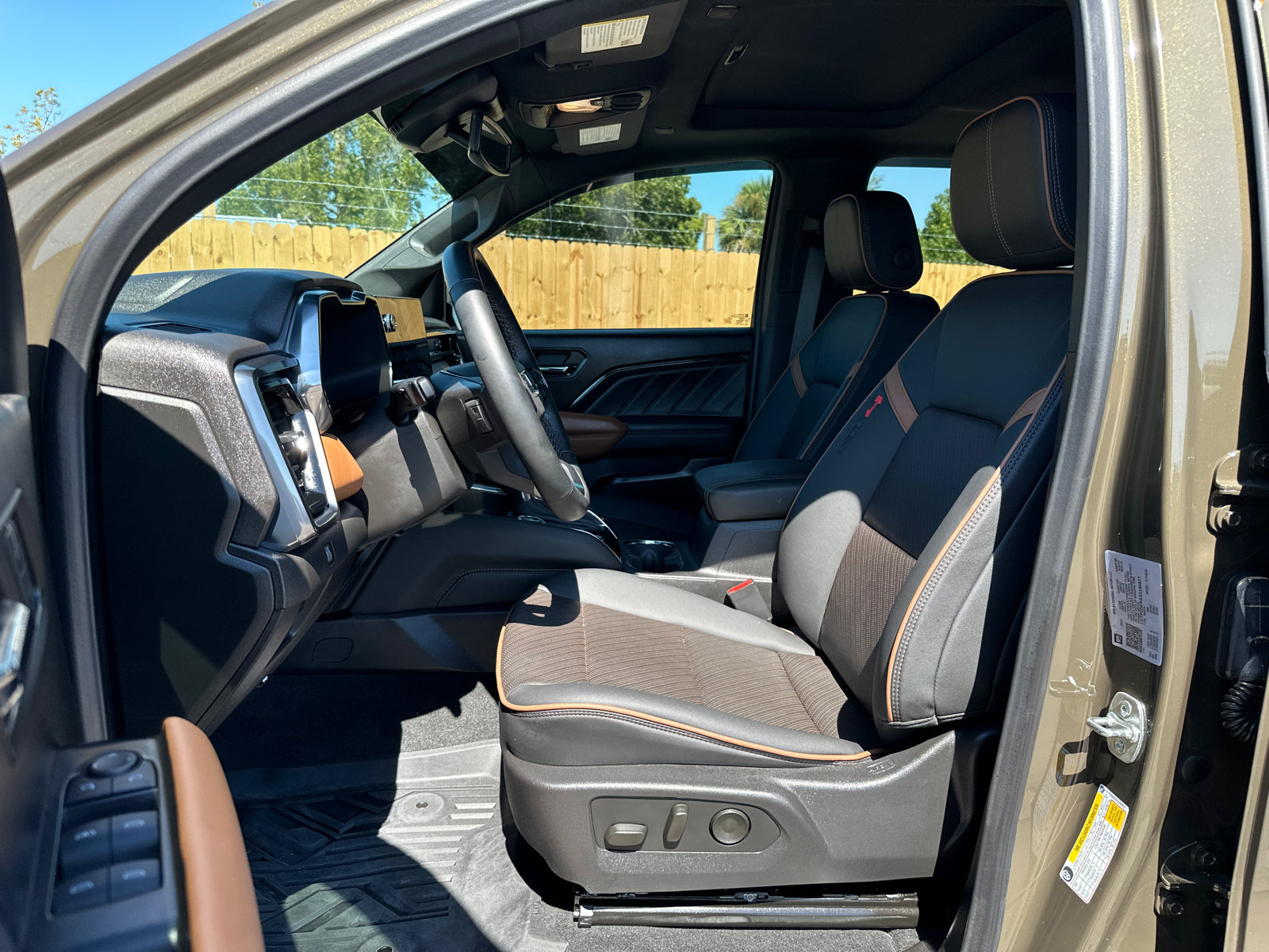 Used 2025 GMC Canyon AT4 w/ Nightfall Edition AWD/4WD image 12