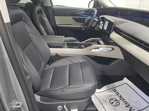 Used 2025 Lincoln Nautilus Premier image 8