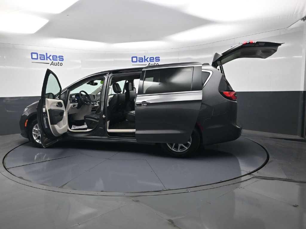 Used 2023 Chrysler Pacifica Touring-L FWD image 54
