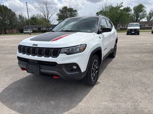 Used 2025 Jeep Compass Trailhawk image 3