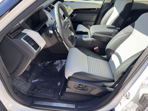 New 2026 Land Rover Discovery S image 9