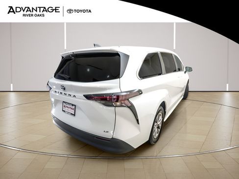 Used 2025 Toyota Sienna LE FWD image 7