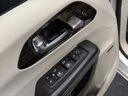 Used 2023 Chrysler Pacifica Limited w/ Uconnect Theater Family Group image 32