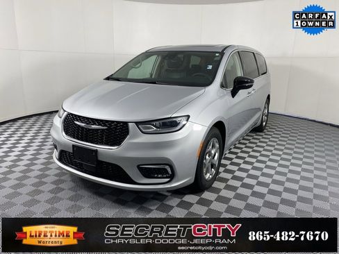 Used 2024 Chrysler Pacifica Limited image 3