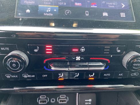 Used 2023 Jeep Grand Cherokee L Laredo image 14