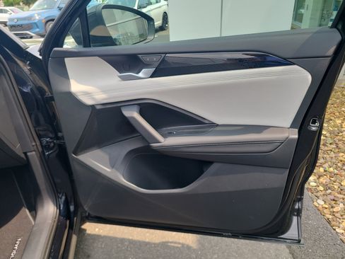 New 2025 Volkswagen Tiguan SE w/ Panoramic Sunroof Package AWD/4WD image 11