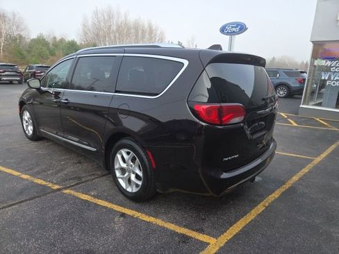 Used 2018 Chrysler Pacifica Touring-L Plus w/ Tire & Wheel Group FWD image 8