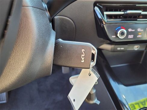 Used 2025 Kia Niro LX image 18