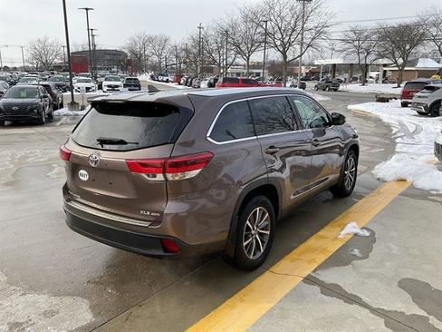 Used 2019 Toyota Highlander XLE image 3