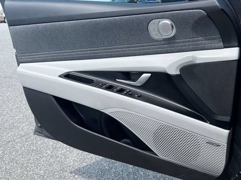 Certified 2025 Hyundai Elantra Limited FWD image 33