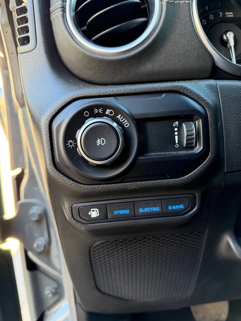 Used 2023 Jeep Wrangler Unlimited Sahara w/ Cold Weather Group AWD/4WD image 24