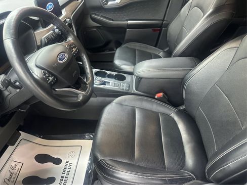 Used 2020 Ford Escape Titanium image 9