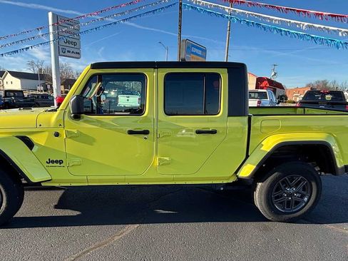 Certified 2024 Jeep Gladiator Sport AWD/4WD image 1