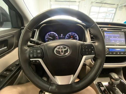 Used 2014 Toyota Highlander XLE AWD/4WD image 25