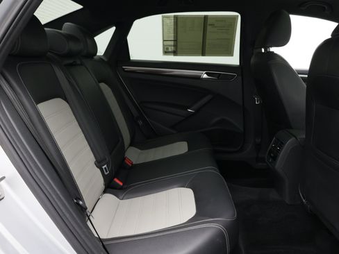 Used 2018 Volkswagen Passat 3.6 FWD image 37
