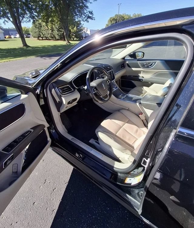 Used 2017 Lincoln Continental Select AWD/4WD image 3