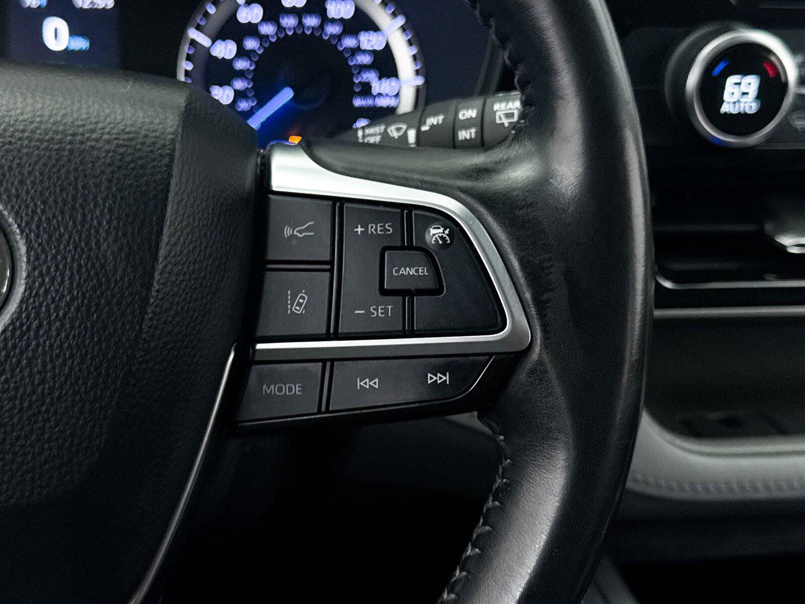 Used 2021 Toyota Highlander LE FWD image 36