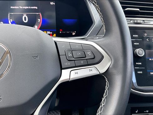 Used 2023 Volkswagen Tiguan SE w/ Panoramic Sunroof Package FWD image 23