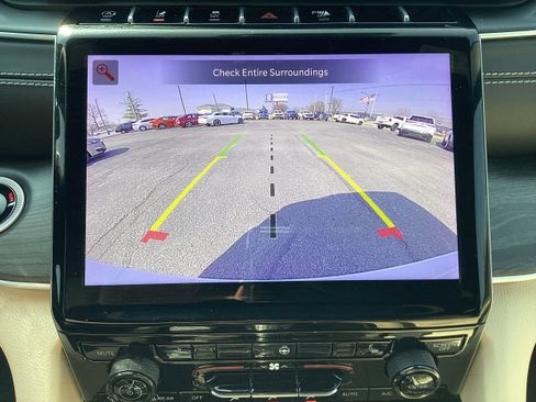 Used 2024 Jeep Grand Cherokee Limited image 23