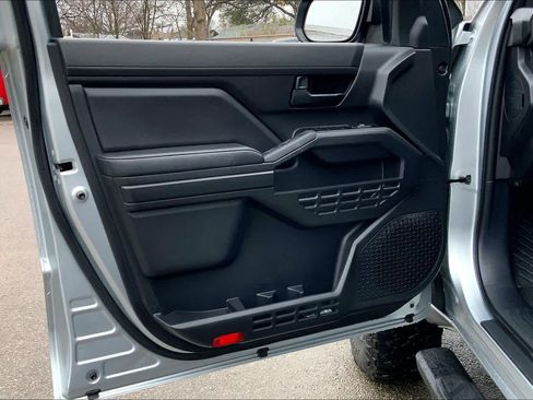 Used 2025 Toyota Tacoma SR image 19