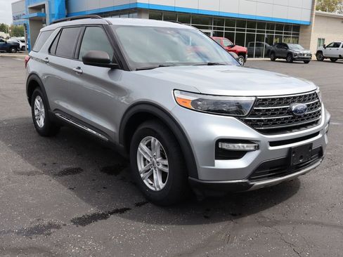 Used 2020 Ford Explorer XLT w/ Equipment Group 202A AWD/4WD image 2
